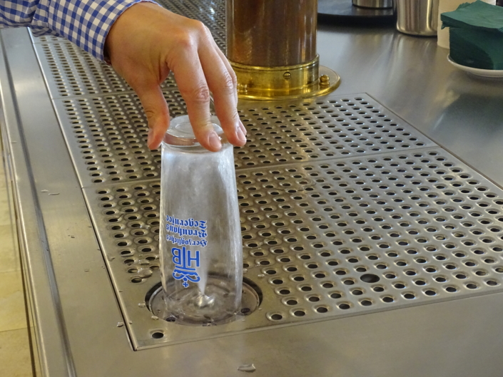 Bierglas kalt ausspülen.