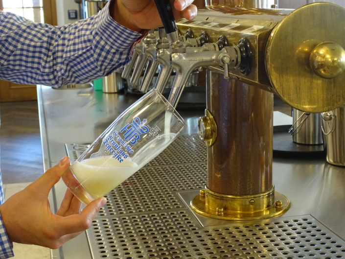 Bier zapfen.