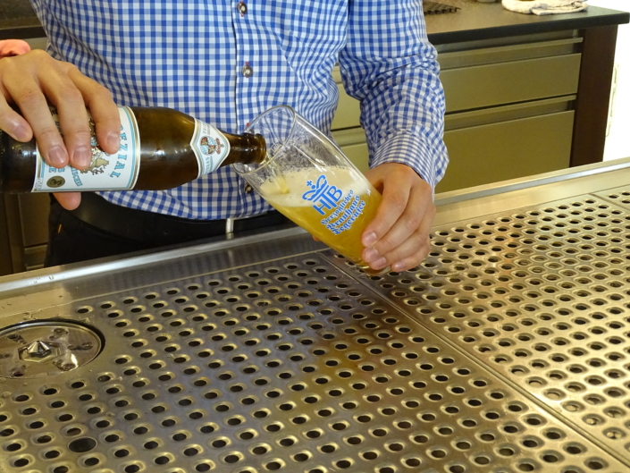 Letztes Drittel mit etwas mehr Schwung einschenken.